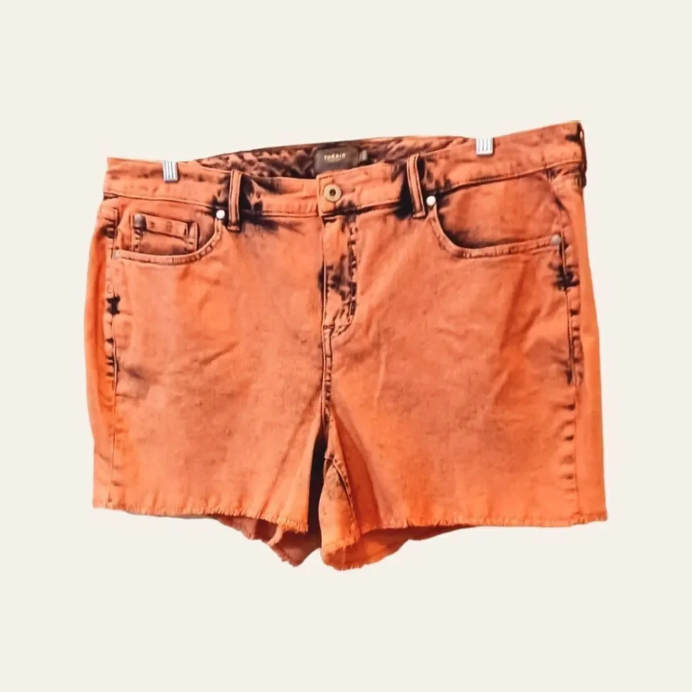 New Torrid Plus Size Coral Acid Wash Mid- Rise Vintage Shorts. - Picture 9 of 16